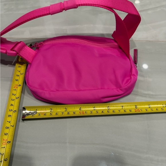 lululemon athletica Vibrant Pink Everywhere Belt Bag 1L - Picture 2 of 3